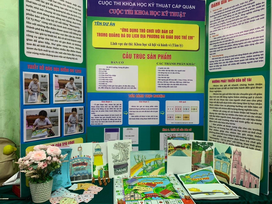 Một poster và sản phẩm trưng bày tham gia dự thi tại cuộc thi Khoa học Kỹ thuật do Phòng GD&amp;ĐT Thanh Khê (Đà Nẵng) tổ chức.