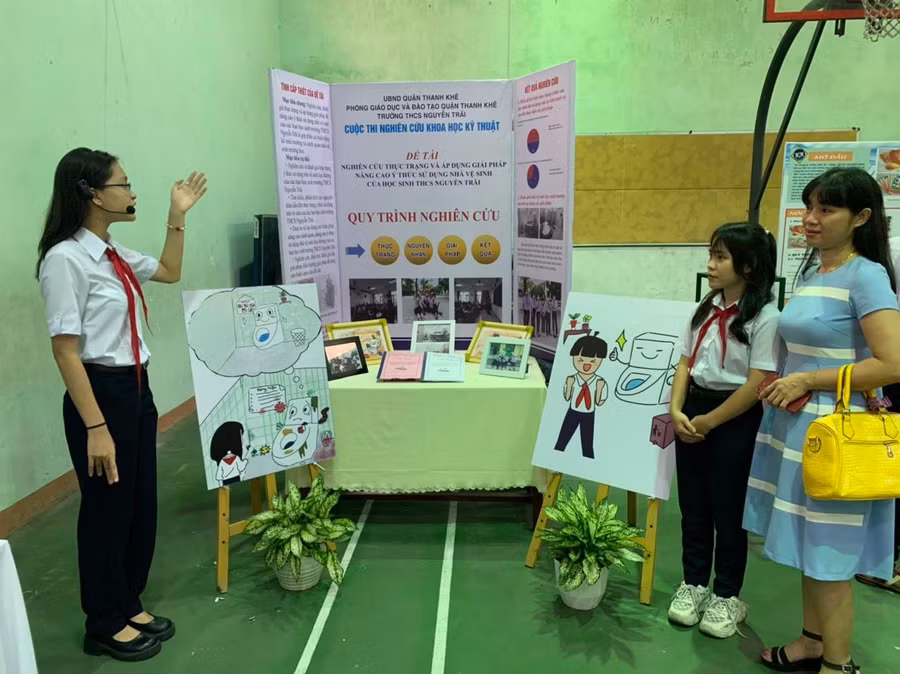 Học sinh thuyết trình dự án sản phẩm tại cuộc thi Khoa học kỹ thuật do Phòng GD&ĐT Thanh Khê tổ chức.