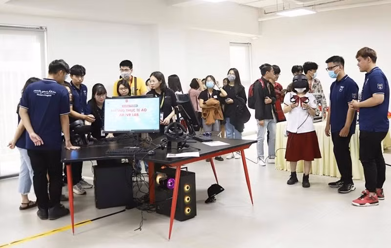 Sinh viên chương trình đặc biệt ngành Kiến trúc Trường ĐH Văn Lang trải nghiệm tại lớp học thực tế ảo.