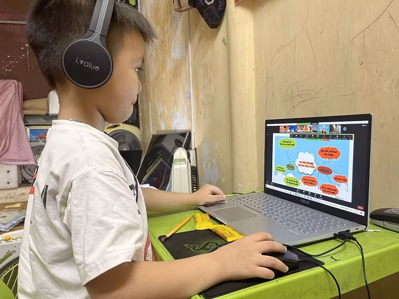 Học sinh Hà Nội học trực tuyến.