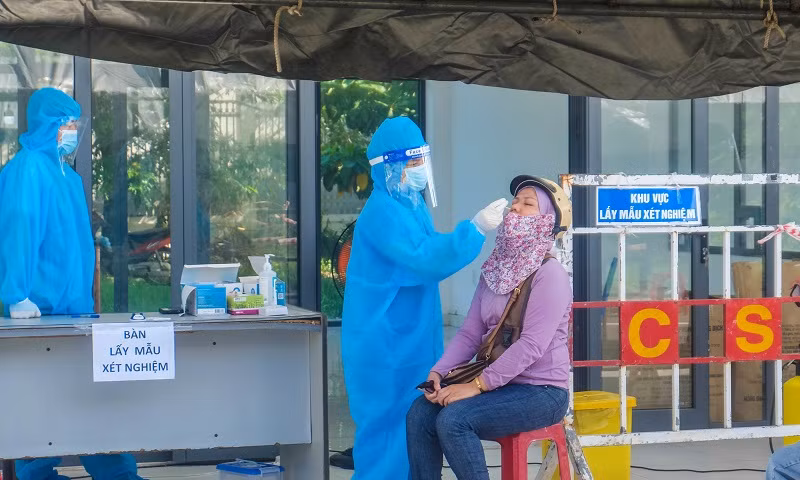 Xét nghiệm cho phụ huynh và học sinh trước khi vào thành phố.