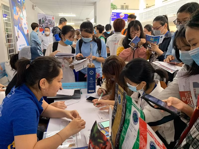 Để hạn chế sinh viên mắc bẫy lừa đảo việc làm, hiện nhiều trường ĐH thường xuyên tổ chức ngày hội việc làm để sinh viên tìm việc.