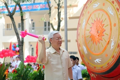 Tổng Bí thư, Chủ tịch nước Nguyễn Phú Trọng dự lễ khai giảng Trường THPT Nguyễn Gia Thiều ngày 4/9/2014 (Ảnh: Báo Thanh niên)