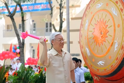 Tổng Bí thư, Chủ tịch nước Nguyễn Phú Trọng dự lễ khai giảng Trường THPT Nguyễn Gia Thiều ngày 4/9/2014 (Ảnh: Báo Thanh niên)