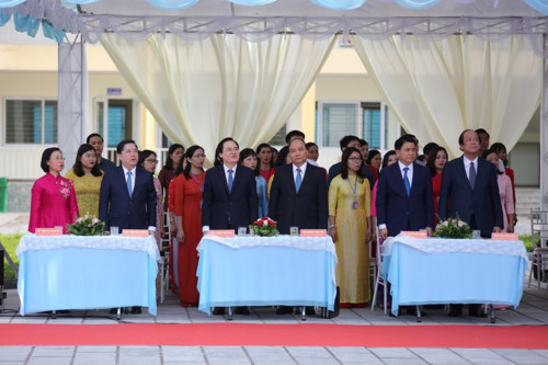 Thủ tướng Chính phủ Nguyễn Xuân Phúc đã đến dự khai giảng năm học 2019-2020 tại Trường THPT Sơn Tây (Hà Nội). Cùng dự có Bộ trưởng GD&ĐT Phùng Xuân Nhạ; Bộ trưởng, Chủ nhiệm Văn phòng Chính phủ Mai Tiến Dũng; Chủ tịch UBND thành phố Hà Nội Nguyễn Đức Chung; Giám đốc Sở GD&ĐT Hà Nội Chử Xuân Dũng; hơn 140 thầy giáo, cô giáo, cán bộ, nhân viên Trường THPT Sơn Tây và cùng toàn thể học sinh nhà trường. Ảnh: Xuân Phú Thủ tướng Chính phủ Nguyễn Xuân Phúc đã đến dự khai giảng năm học 2019-2020 tại Trường THPT Sơn Tây (Hà Nội). Cùng dự có Bộ trưởng GD&ĐT Phùng Xuân Nhạ; Bộ trưởng, Chủ nhiệm Văn phòng Chính phủ Mai Tiến Dũng; Chủ tịch UBND thành phố Hà Nội Nguyễn Đức Chung; Giám đốc Sở GD&ĐT Hà Nội Chử Xuân Dũng; hơn 140 thầy giáo, cô giáo, cán bộ, nhân viên Trường THPT Sơn Tây và cùng toàn thể học sinh nhà trường. Ảnh: Xuân Phú