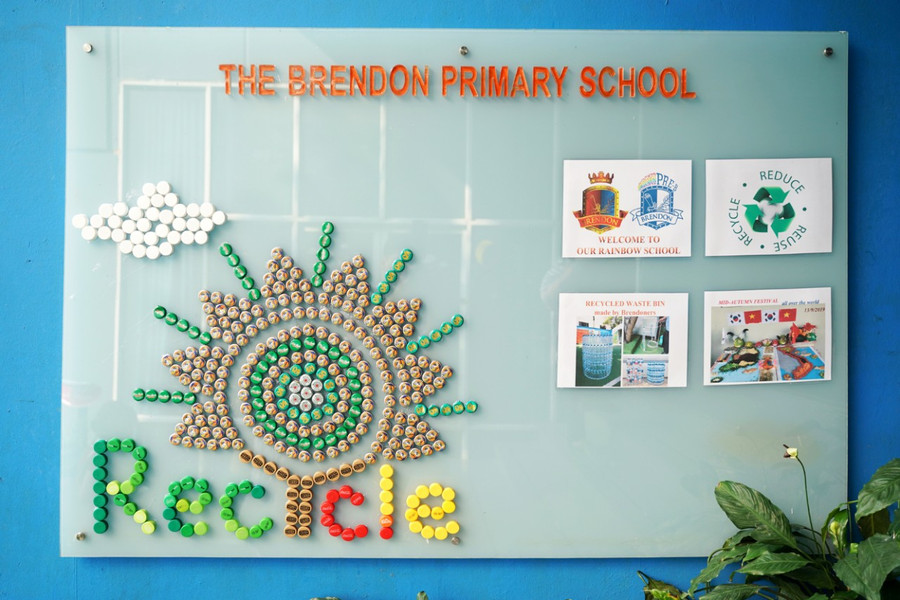 Bảng tin được trang trí bằng nút chai. Bảng tin được trang trí bằng nút chai.