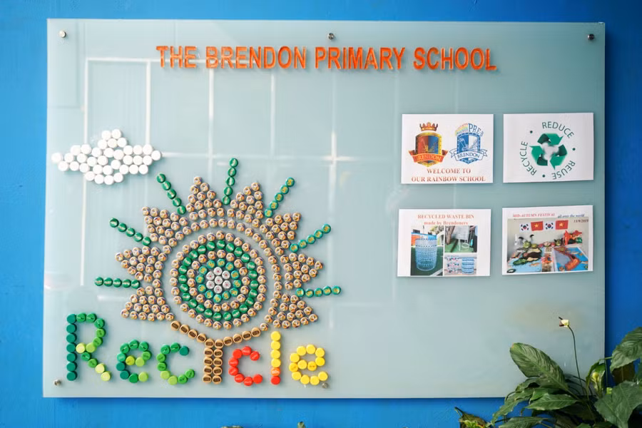 Bảng tin được trang trí bằng nút chai.