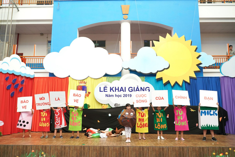 Một tiết mục văn nghệ theo chủ đề tái chế tại lễ khai giảng. Một tiết mục văn nghệ theo chủ đề tái chế tại lễ khai giảng.