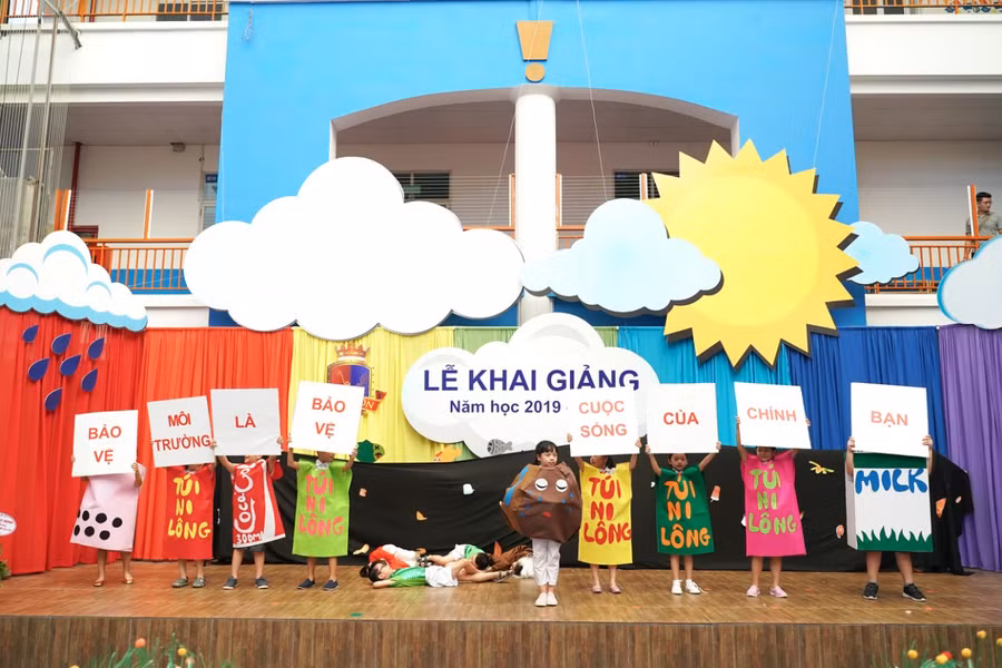 Một tiết mục văn nghệ theo chủ đề tái chế tại lễ khai giảng.