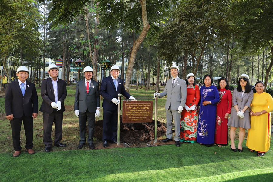Đại biểu trồng cây lưu niệm. Đại biểu trồng cây lưu niệm.