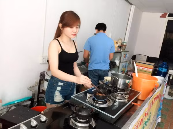 4 hot girl xinh đẹp nổi tiếng trong tư thế không ai ngờ
