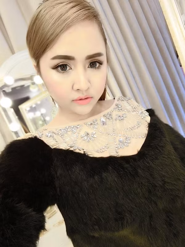 4 hot girl xinh đẹp nổi tiếng trong tư thế không ai ngờ