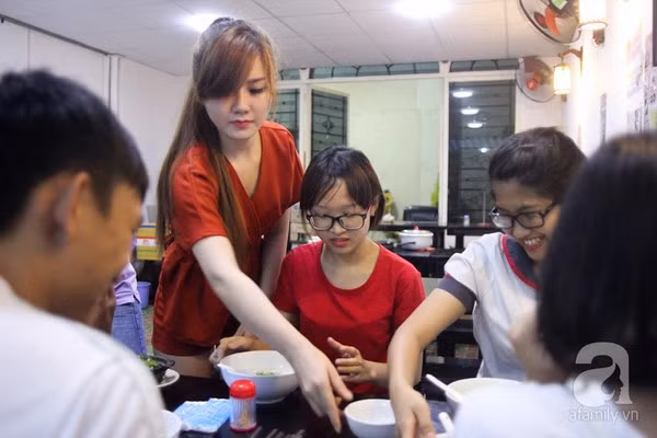 4 hot girl xinh đẹp nổi tiếng trong tư thế không ai ngờ