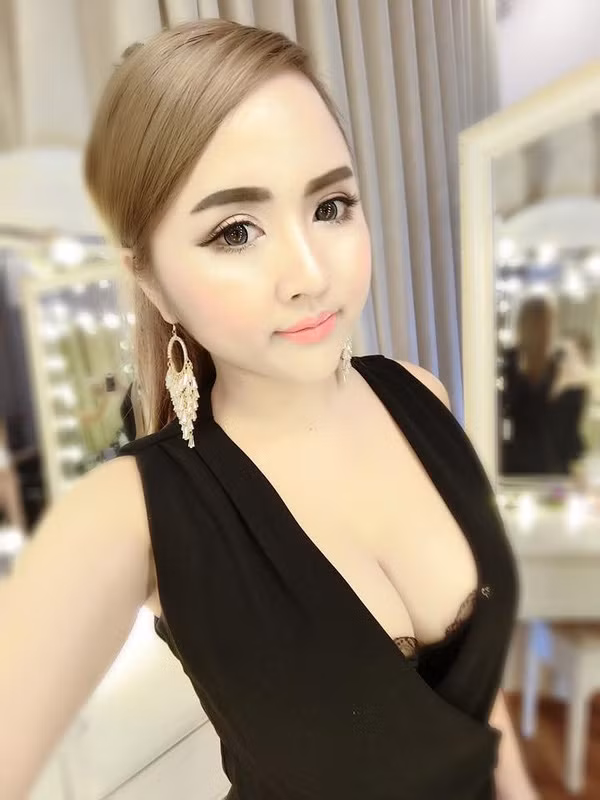 4 hot girl xinh đẹp nổi tiếng trong tư thế không ai ngờ