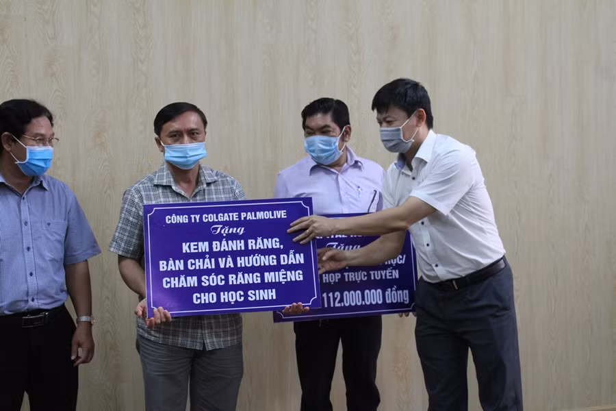 Ông Nguyễn Thanh Đề, Vụ trưởng vụ Giáo dục Thể chất trao quà tặng chương trình kết nối nguồn lực xã hội, xây dựng trường học tại Bạc Liêu.