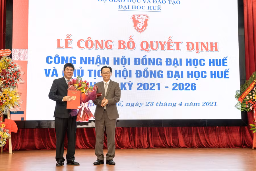 Ông Hoàng Minh Sơn - Thứ trưởng Bộ GD&ĐT trao quyết định cho PGS.TS Huỳnh Văn Chương