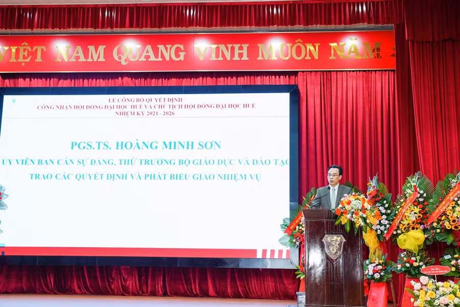 Ông Hoàng Minh Sơn - Thứ trưởng Bộ GD&amp;ĐT phát biểu tại buổi lễ.