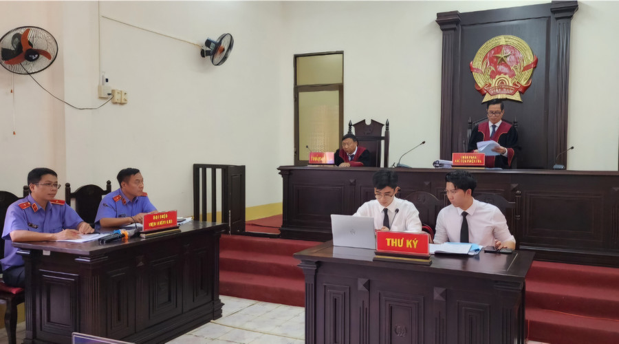 Hội đồng xét xử tuyên án. (Ảnh: Văn Vũ) Hội đồng xét xử tuyên án. (Ảnh: Văn Vũ)
