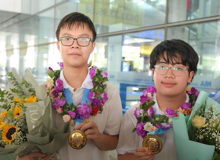 Ngô Quý Đăng (phải) và Phạm Việt Hưng (trái) giành Huy chương Vàng Olympic Toán quốc tế 2022. 