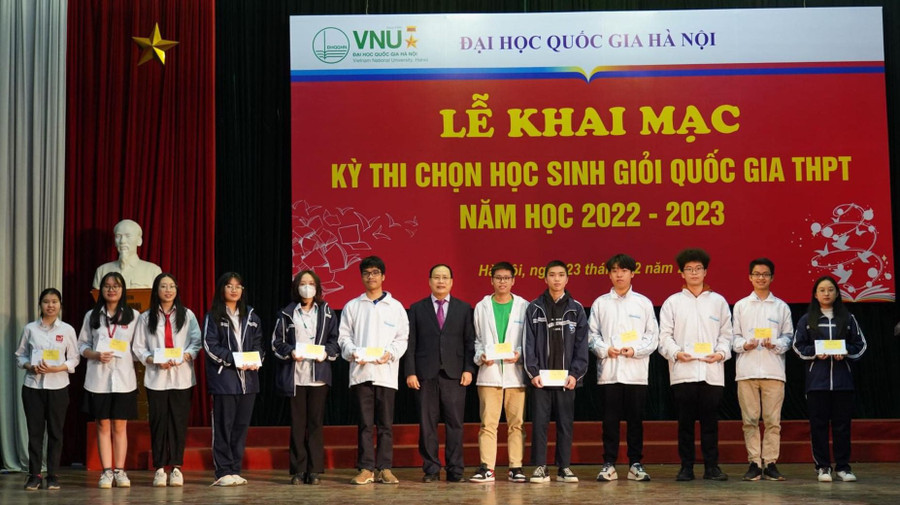 GS.TSKH Nguyễn Đình Đức, Trưởng ban Đào tạo ĐHQGHN chụp ảnh cùng các học sinh tham dự Kỳ thi chọn học sinh giỏi quốc gia THPT năm 2023. GS.TSKH Nguyễn Đình Đức, Trưởng ban Đào tạo ĐHQGHN chụp ảnh cùng các học sinh tham dự Kỳ thi chọn học sinh giỏi quốc gia THPT năm 2023.