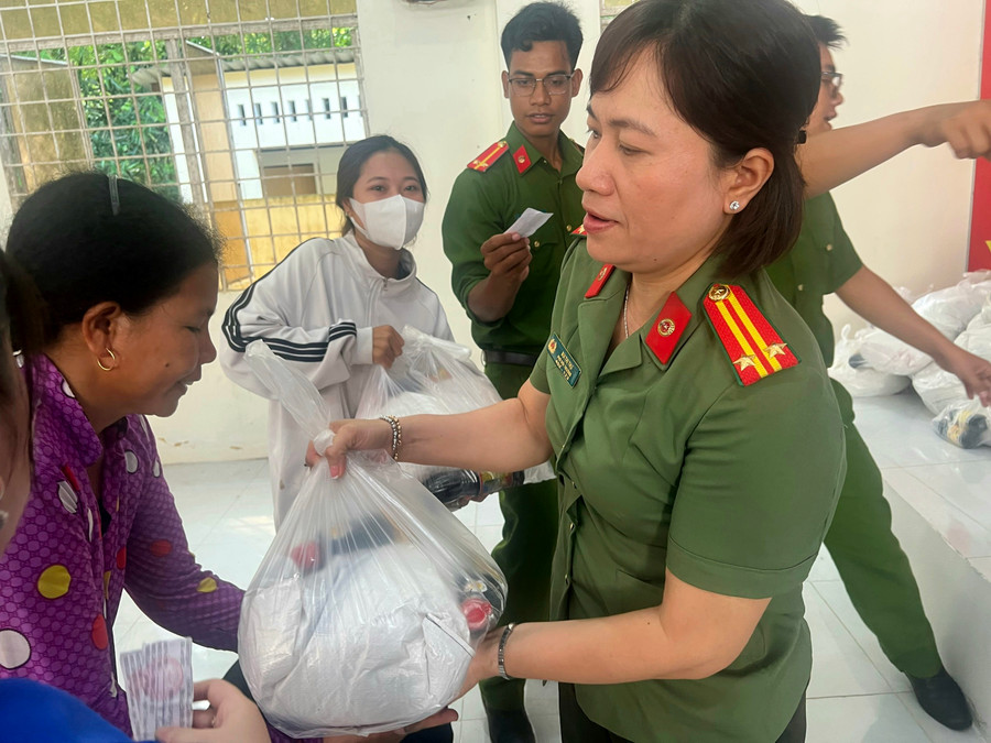 Trung tá Bùi Thị Thư - Chủ tịch Hội Phụ nữ Phòng Hậu cần (CAAG) trao quà cho người dân. Trung tá Bùi Thị Thư - Chủ tịch Hội Phụ nữ Phòng Hậu cần (CAAG) trao quà cho người dân.