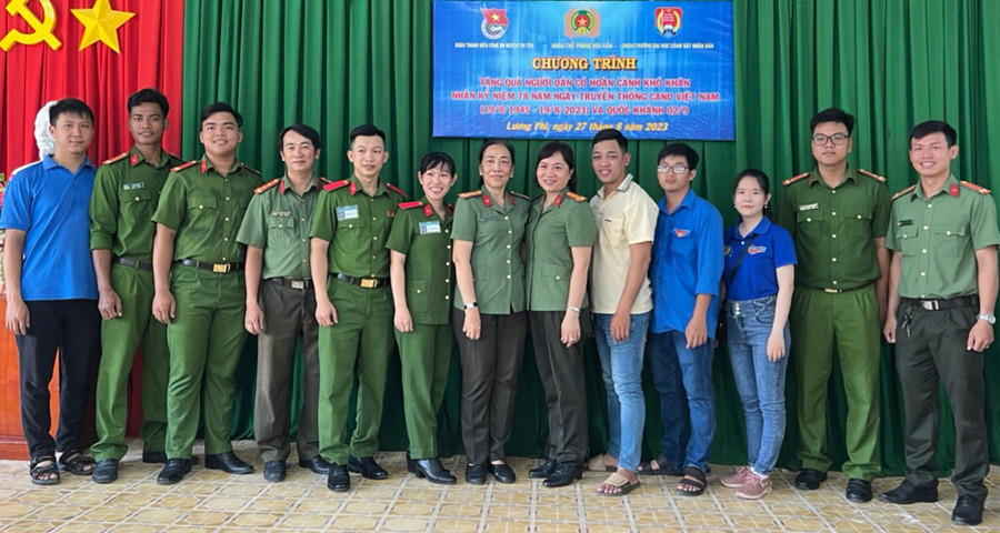 Các đơn vị phối hợp chụp hình lưu niệm. Các đơn vị phối hợp chụp hình lưu niệm.