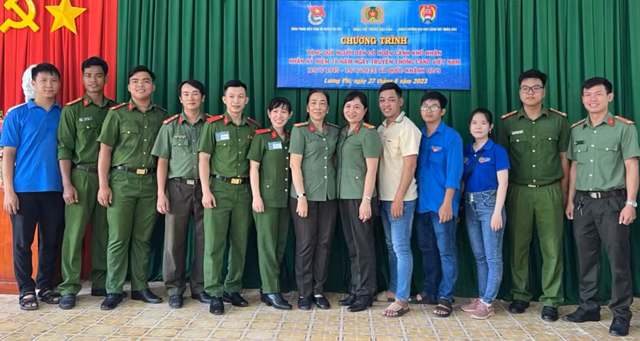 Các đơn vị phối hợp chụp hình lưu niệm.