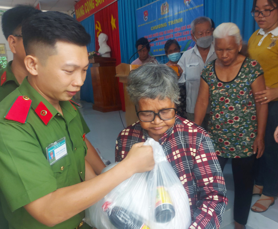 Học viên Trường Đại học CSND trao quà cho bà con Khmer. Học viên Trường Đại học CSND trao quà cho bà con Khmer.