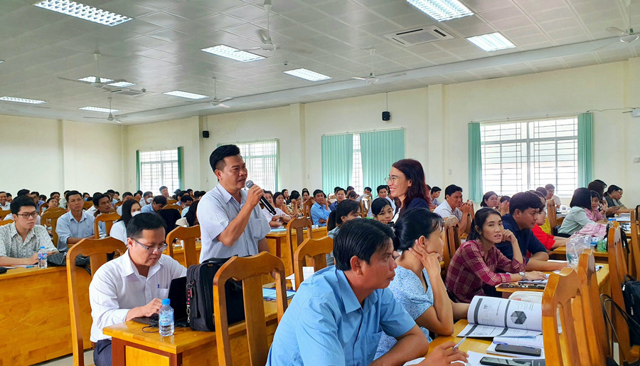 Học viên chia sẻ và trao đổi chuyên môn cùng báo cáo viên. Học viên chia sẻ và trao đổi chuyên môn cùng báo cáo viên.