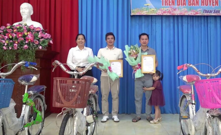 Bà Nguyễn Thị Kim Chi - Phó Chủ tịch UBND huyện Thoại Sơn (An Giang) trao Thư cảm ơn mạnh thường quân. Bà Nguyễn Thị Kim Chi - Phó Chủ tịch UBND huyện Thoại Sơn (An Giang) trao Thư cảm ơn mạnh thường quân.