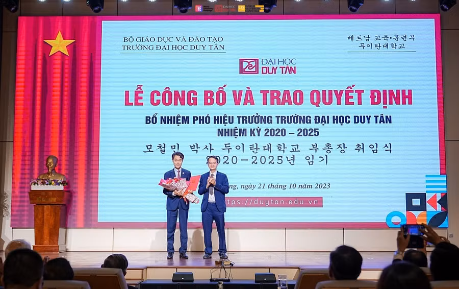 Hiệu trưởng Trường ĐH Duy Tân trao quyết định bổ nhiệm TS. Mo Chul Min đảm nhận chức danh Phó Hiệu trưởng.