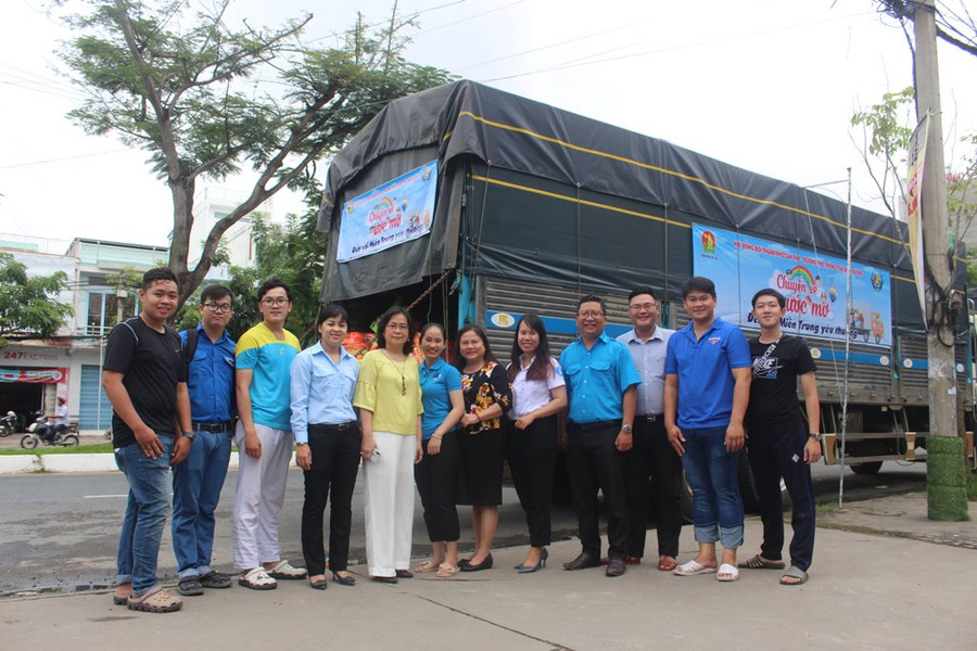 Lãnh đạo TP Cần Thơ đến thăm hỏi và động viên trước khi xe khởi hành. Lãnh đạo TP Cần Thơ đến thăm hỏi và động viên trước khi xe khởi hành.