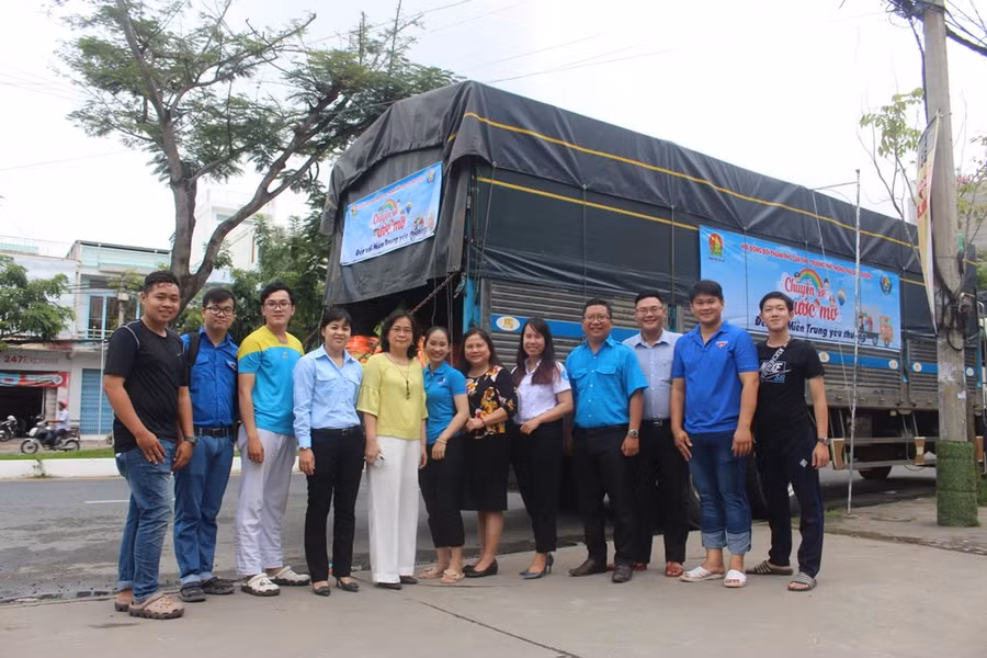 Lãnh đạo TP Cần Thơ đến thăm hỏi và động viên trước khi xe khởi hành.