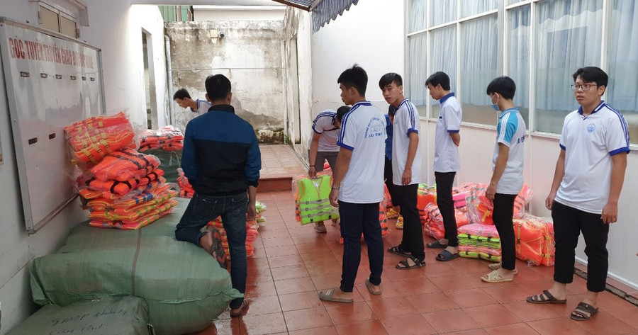 Chung tay vận chuyển hàng hóa. Chung tay vận chuyển hàng hóa.