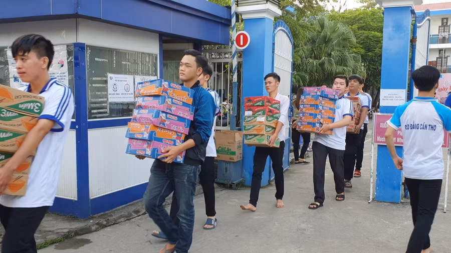 Chuyển hàng hóa lên xe trước giờ khởi hành đi miền Trung.