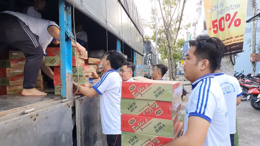 Đoàn viên thanh niên Cần Thơ hỗ trợ vận chuyển các vật phẩm lên xe.