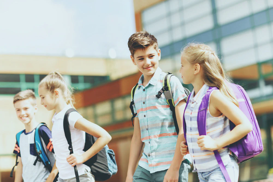 Quan điểm của một đứa trẻ về tình bạn phần lớn đến từ những gì bé nhìn thấy từ cha mẹ mình. Quan điểm của một đứa trẻ về tình bạn phần lớn đến từ những gì bé nhìn thấy từ cha mẹ mình.