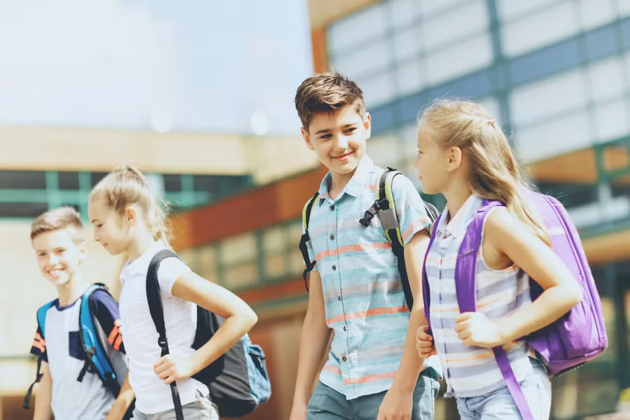 Quan điểm của một đứa trẻ về tình bạn phần lớn đến từ những gì bé nhìn thấy từ cha mẹ mình.