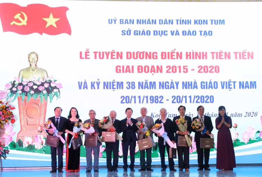 Tập thể, cá nhân, nhà giáo lão thành… được vinh danh trong buổi lễ.