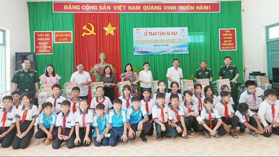 Ủy ban MTTQ Việt Nam tỉnh An Giang trao tặng 30 xe đạp cho học sinh xã biên giới Lạc Quới, huyện Tri Tôn (An Giang).