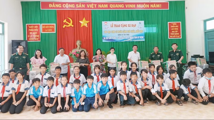 Ủy ban MTTQ Việt Nam tỉnh An Giang trao tặng 30 xe đạp cho học sinh xã biên giới Lạc Quới, huyện Tri Tôn (An Giang).