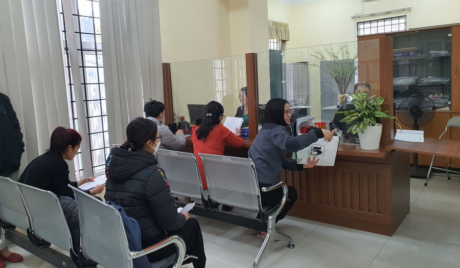 Người dân chờ đợi xin giấy xác nhận tình trạng hôn nhân tại Hà Nội. Người dân chờ đợi xin giấy xác nhận tình trạng hôn nhân tại Hà Nội.