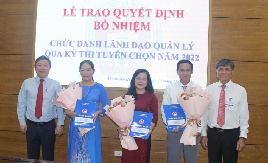 Lãnh đạo UBND TPHCM và Sở GD&ĐT TP trao quyết định bổ nhiệm cho 3 ứng viên trúng tuyển vị trí hiệu phó sau quá trình thi tuyển. Lãnh đạo UBND TPHCM và Sở GD&ĐT TP trao quyết định bổ nhiệm cho 3 ứng viên trúng tuyển vị trí hiệu phó sau quá trình thi tuyển.