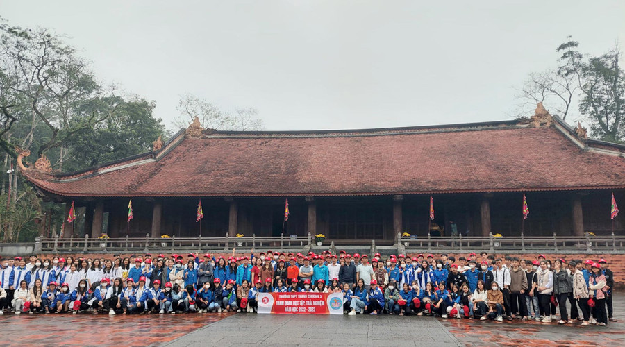 Chuyến trải nghiệm tại Khu di tích Lam Kinh của học sinh Trường THPT Thanh Chương 3, huyện Thanh Chương. Ảnh: NTCC