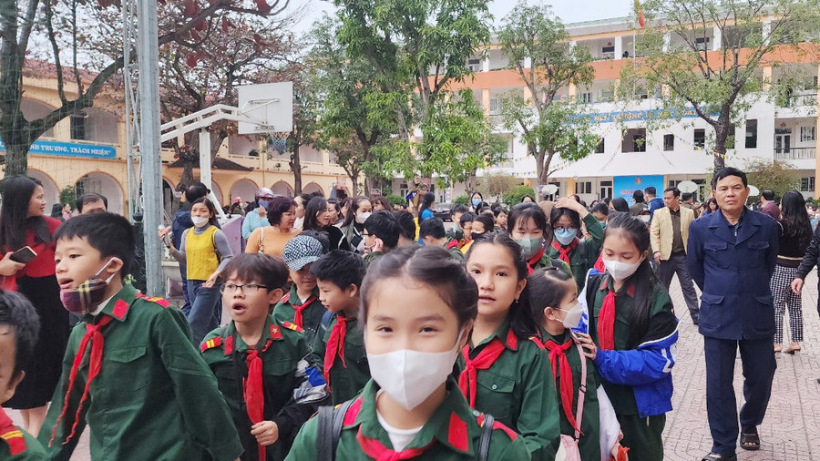 Học sinh Trường Tiểu học Lê Mao (TP Vinh) đi trải nghiệm tại một doanh trại quân đội. Ảnh: NTCC Học sinh Trường Tiểu học Lê Mao (TP Vinh) đi trải nghiệm tại một doanh trại quân đội. Ảnh: NTCC