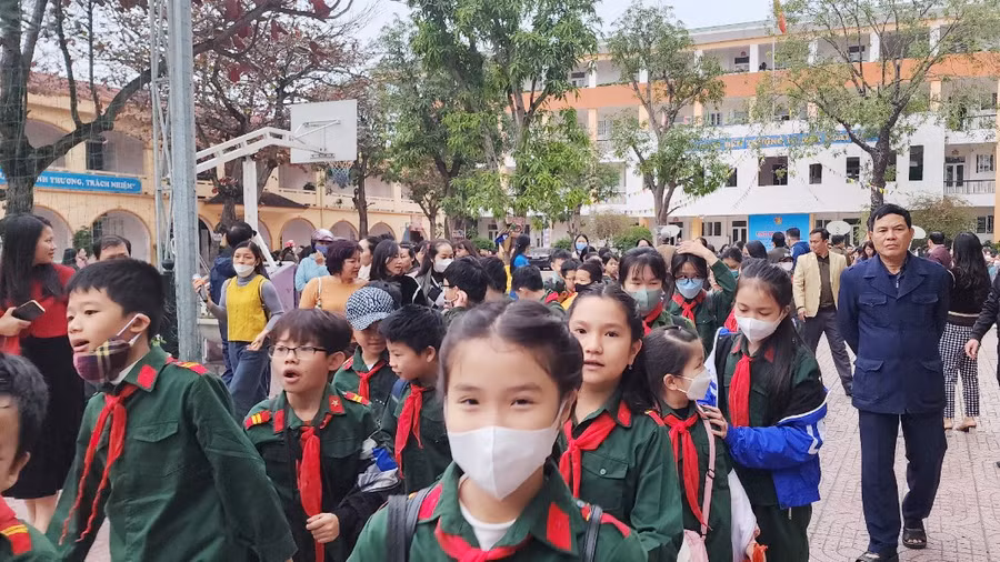 Học sinh Trường Tiểu học Lê Mao (TP Vinh) đi trải nghiệm tại một doanh trại quân đội. Ảnh: NTCC