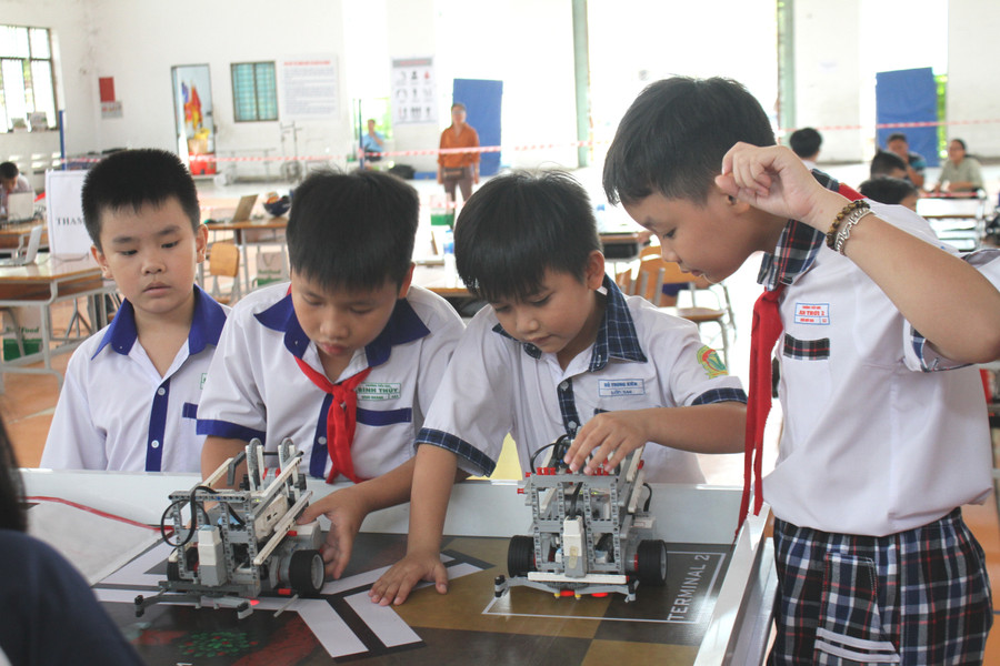 Học sinh tiểu học TP Cần Thơ tham gia ngày hội sáng tạo Robot. Ảnh: Q. Ngữ Học sinh tiểu học TP Cần Thơ tham gia ngày hội sáng tạo Robot. Ảnh: Q. Ngữ