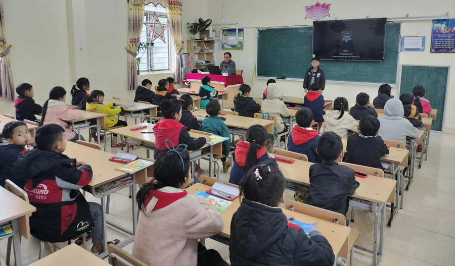 Thầy trò Trường Phổ thông DTBT tiểu học Bát Đại Sơn, huyện Quản Bạ (Hà Giang). Ảnh: NTCC