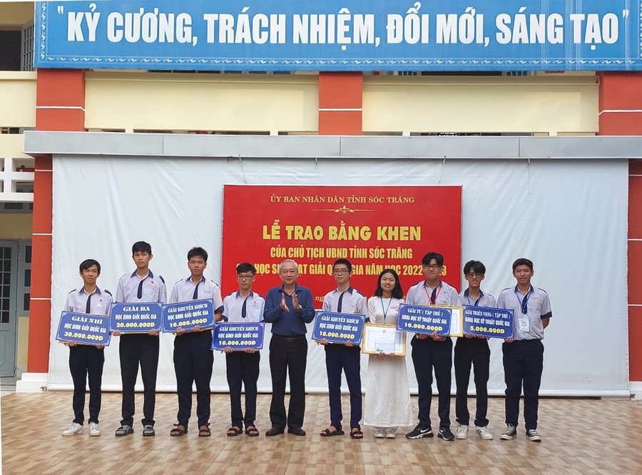 Trao học bổng khuyến tài cho học sinh đạt giải. Trao học bổng khuyến tài cho học sinh đạt giải.
