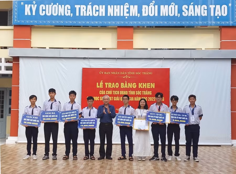 Trao học bổng khuyến tài cho học sinh đạt giải.